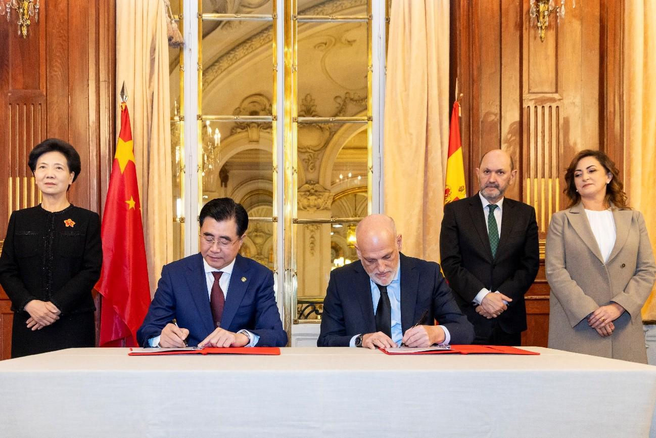 开云体育下载入口-西甲联盟与中国足协签署战略合作协议，重点聚焦三大方向