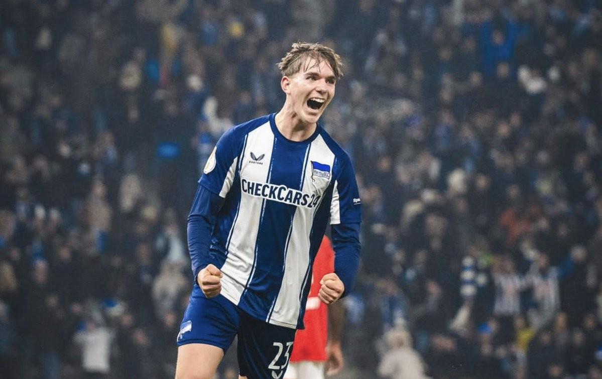 开云体育下载网址-罗马诺：曼城加入柏林赫塔16岁中场艾希霍恩争夺战